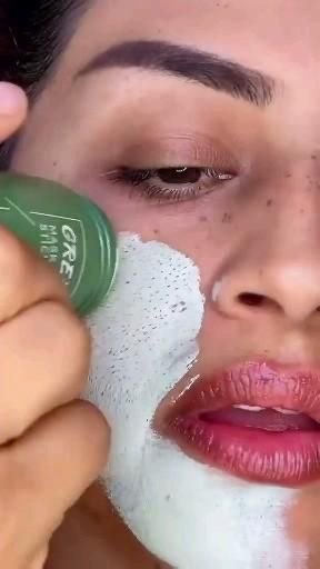 Application du Green Mask Stick sur le visage